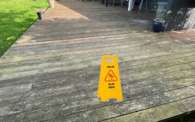 Sådan renser du selv en glat og snavset terrasse